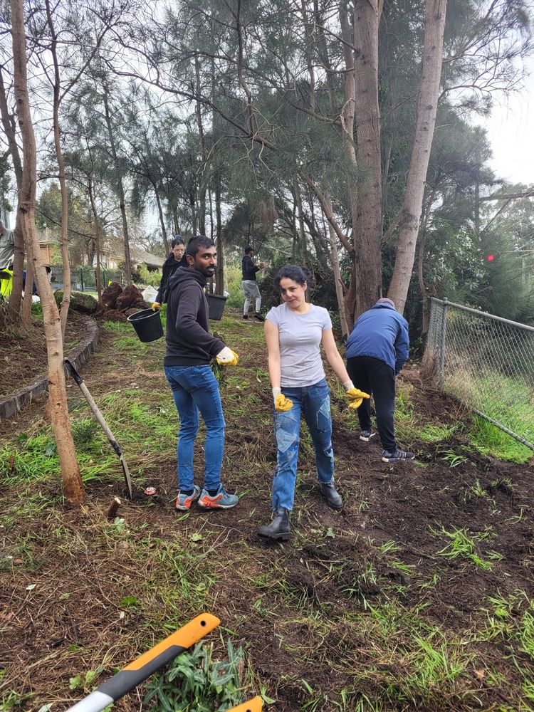 Equity Trustees Volunteers Helping At Eaglemont